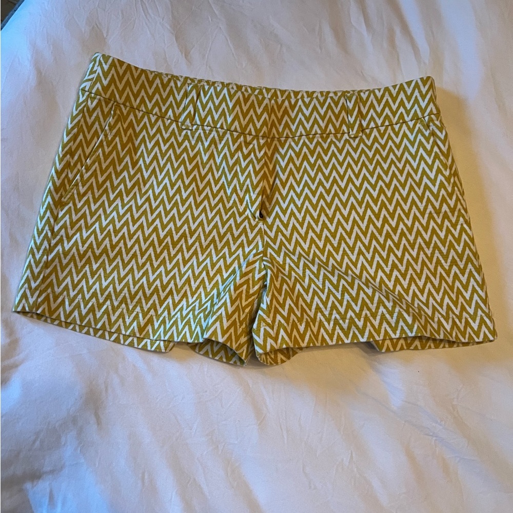 LOFT white and yellow patterned 4 inch shorts, Size 6, Very comfortable